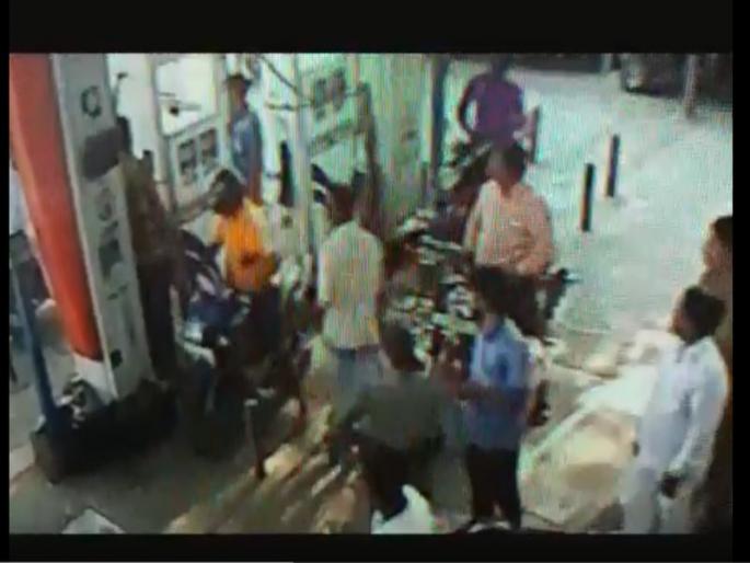 Kalyan: Petrol pump's employee beaten up by gang | कल्याण : पेट्रोल भरण्याच्या वादातून तरुणांची पंपावरील कर्मचा-याला बेदम मारहाण Kalyan: Petrol pump's employee beaten up by gang | कल्याण : पेट्रोल भरण्याच्या वादातून तरुणांची पंपावरील कर्मचा-याला बेदम मारहाण