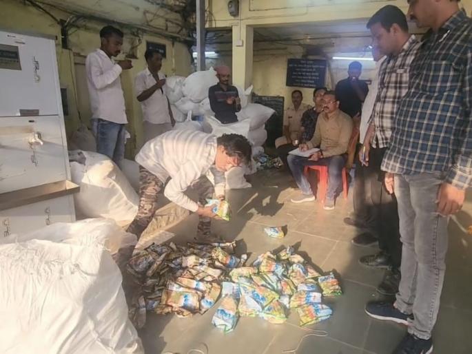 gutkha was being smuggled through ac of mail Express raid by kalyan railway police | मेल एक्सप्रेसच्या एसी बोगितून होत होती गुटख्याची तस्करी; कल्याण रेल्वे पाेलिसांनी मारला छापा gutkha was being smuggled through ac of mail Express raid by kalyan railway police | मेल एक्सप्रेसच्या एसी बोगितून होत होती गुटख्याची तस्करी; कल्याण रेल्वे पाेलिसांनी मारला छापा