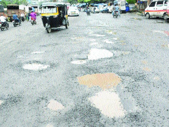 The pits broken down; Traffic downgrade | खड्ड्यांनी मोडले कंबरडे; वाहतूक मंदावली The pits broken down; Traffic downgrade | खड्ड्यांनी मोडले कंबरडे; वाहतूक मंदावली