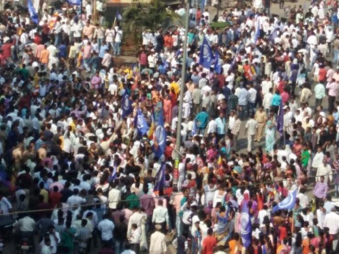 Violent turn of the Kalyan-Dombivli movement, splintering vehicles, attacked Shiv Sena central office | कल्याण-डोंबिवलीत आंदोलनाला हिंसक वळण, गाडया फोडल्या, शिवसेनेच्या मध्यवर्ती शाखेवर हल्ला