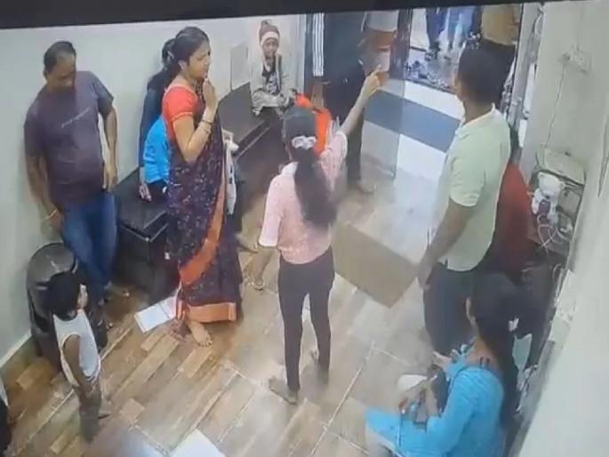 First, I was beaten up by the receptionist! My family has made allegations; No complaint has been filed with the police yet | आधी रिसेप्शनिस्टकडून मारहाण!झा कुटुंबीयांनी केला आरोप; अद्याप पोलिसांत तक्रार नाही First, I was beaten up by the receptionist! My family has made allegations; No complaint has been filed with the police yet | आधी रिसेप्शनिस्टकडून मारहाण!झा कुटुंबीयांनी केला आरोप; अद्याप पोलिसांत तक्रार नाही
