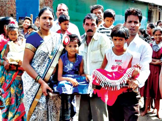 The procession was organized on the students | विद्यार्थ्यांना पाटावर बसवून काढली मिरवणूक The procession was organized on the students | विद्यार्थ्यांना पाटावर बसवून काढली मिरवणूक