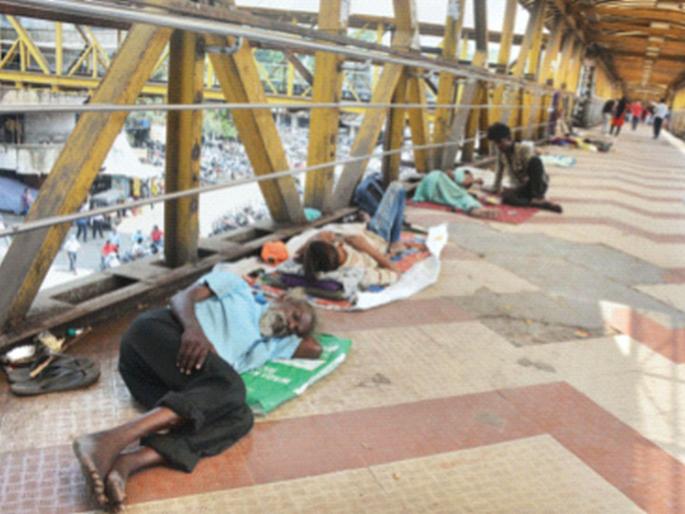 Kalyan's skywalk has become a haunt of thieves and gangsters | कल्याणचा स्कायवॉक झालाय चोर, गर्दुल्ल्यांचा अड्डा Kalyan's skywalk has become a haunt of thieves and gangsters | कल्याणचा स्कायवॉक झालाय चोर, गर्दुल्ल्यांचा अड्डा