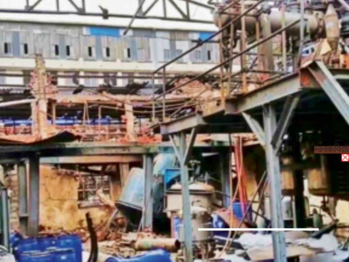 Company explodes, sleeper loses legs; A 100 kg iron part fell on the house | कंपनीत झाला स्फोट, घरात झोपलेल्या व्यक्तीने गमावले पाय; १०० किलोचा लोखंडी भाग पडला घरावर Company explodes, sleeper loses legs; A 100 kg iron part fell on the house | कंपनीत झाला स्फोट, घरात झोपलेल्या व्यक्तीने गमावले पाय; १०० किलोचा लोखंडी भाग पडला घरावर