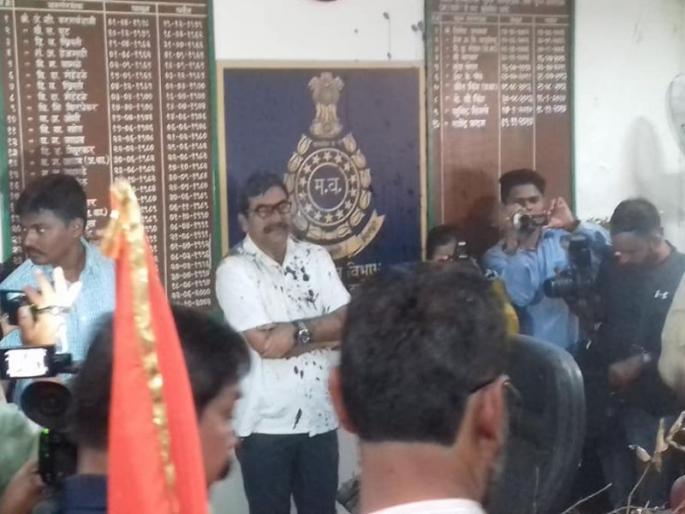 Shrikant Shinde gave a gift ash to the Chief Forest Conservator | शिवसैनिकांनी मुख्य वनसंरक्षकांना फासली राख, खासदार श्रीकांत शिंदे पोलिसांच्या ताब्यात Shrikant Shinde gave a gift ash to the Chief Forest Conservator | शिवसैनिकांनी मुख्य वनसंरक्षकांना फासली राख, खासदार श्रीकांत शिंदे पोलिसांच्या ताब्यात