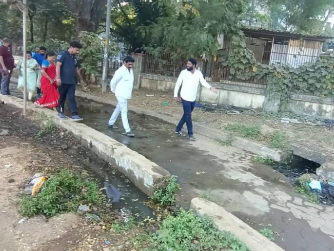 Otherwise, the garbage will be dumped in the officers' hall; MNS is aggressive about the plight of Subhash Maidan | अन्यथा कचरा अधिकाऱ्यांच्या दालनात टाकू; सुभाष मैदानातील दुरवस्थेबाबत मनसे आक्रमक Otherwise, the garbage will be dumped in the officers' hall; MNS is aggressive about the plight of Subhash Maidan | अन्यथा कचरा अधिकाऱ्यांच्या दालनात टाकू; सुभाष मैदानातील दुरवस्थेबाबत मनसे आक्रमक