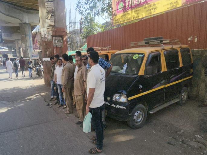 Everyone is allowed in Kalyan station area, but we are banned, taxi drivers are on hunger strike | Kalyan: कल्याण स्टेशन पारिसरात सगळ्य़ांना मुभा आम्हाला मात्र बंदी, टॅक्सी चालकांवर उपासमारीची वेळ Everyone is allowed in Kalyan station area, but we are banned, taxi drivers are on hunger strike | Kalyan: कल्याण स्टेशन पारिसरात सगळ्य़ांना मुभा आम्हाला मात्र बंदी, टॅक्सी चालकांवर उपासमारीची वेळ
