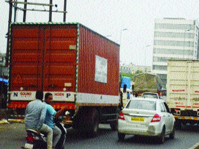 Transportation of 'Kalyan', heavy traffic of heavy vehicles | वाहतूककोंडीचे ‘कल्याण’, अवजड वाहनांची सर्रास वाहतूक Transportation of 'Kalyan', heavy traffic of heavy vehicles | वाहतूककोंडीचे ‘कल्याण’, अवजड वाहनांची सर्रास वाहतूक