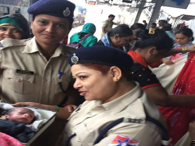 thane woman delivers twins in train at kalyan railway station | कल्याण : एक्स्प्रेसमध्ये महिलेनं दिला जुळ्यांना जन्म thane woman delivers twins in train at kalyan railway station | कल्याण : एक्स्प्रेसमध्ये महिलेनं दिला जुळ्यांना जन्म