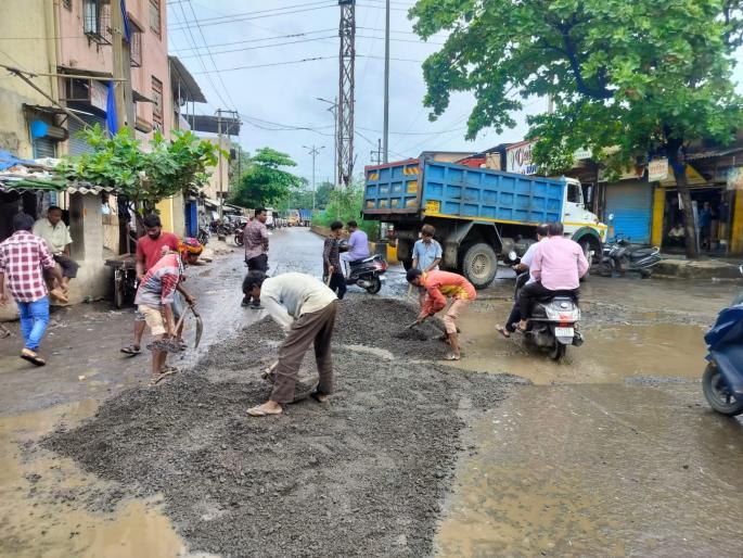 As soon as the video of the rickshaw puller and traffic warden filling potholes in the road went viral | रिक्षाचालक व वाहतूक वॉर्डन रस्त्यातील खड्डे भरण्याचा व्हिडीओ व्हायरल होताच As soon as the video of the rickshaw puller and traffic warden filling potholes in the road went viral | रिक्षाचालक व वाहतूक वॉर्डन रस्त्यातील खड्डे भरण्याचा व्हिडीओ व्हायरल होताच