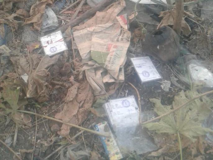 Shocking 10,000 Voting card found in the back of Kalyan APMC market | धक्कादायक! कल्याण एपीएमसी मार्केटच्या मागे जळालेल्या अवस्थेत सापडली 10,000 व्होटर कार्ड