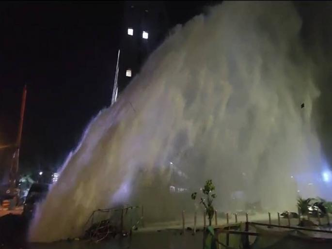 While digging the foundation of the bridge under Smart City, the municipal pipeline burst | स्मार्ट सिटी अंतर्गत पुलाचा पाया खणत असताना पालिकेची पाईपलाईन फुटली While digging the foundation of the bridge under Smart City, the municipal pipeline burst | स्मार्ट सिटी अंतर्गत पुलाचा पाया खणत असताना पालिकेची पाईपलाईन फुटली