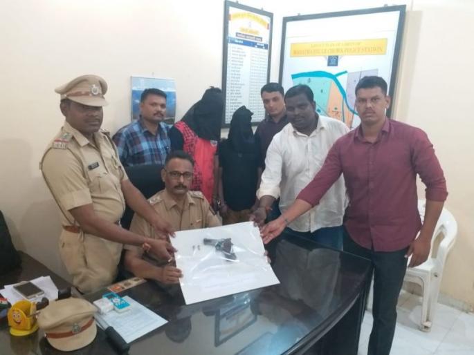 Gazaad with a young soldier who sells a pistol | पिस्तुल विकण्यास आलेला एक तरुण साथीदारासह गजाआड Gazaad with a young soldier who sells a pistol | पिस्तुल विकण्यास आलेला एक तरुण साथीदारासह गजाआड