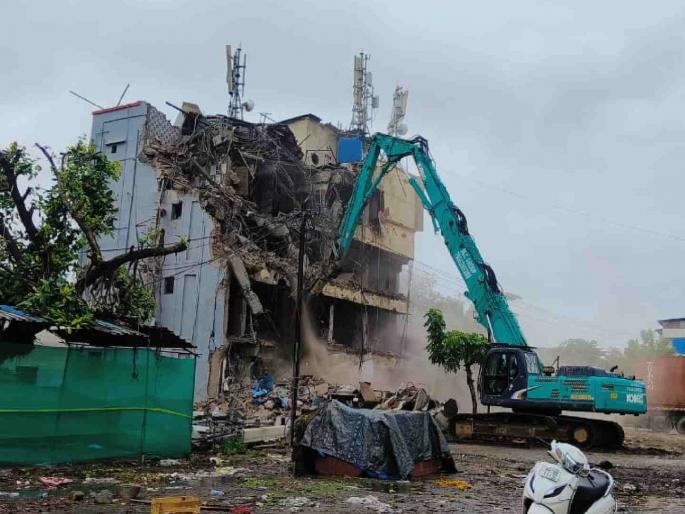 KDMC action against unauthorized bars on second day too, Karwais bar operators protest | दुसऱ्या दिवशीही अनधिकृत बारच्या विरोधात केडीएमसीची कारवाई, कारवाईस बार चालकांचा विरोध KDMC action against unauthorized bars on second day too, Karwais bar operators protest | दुसऱ्या दिवशीही अनधिकृत बारच्या विरोधात केडीएमसीची कारवाई, कारवाईस बार चालकांचा विरोध
