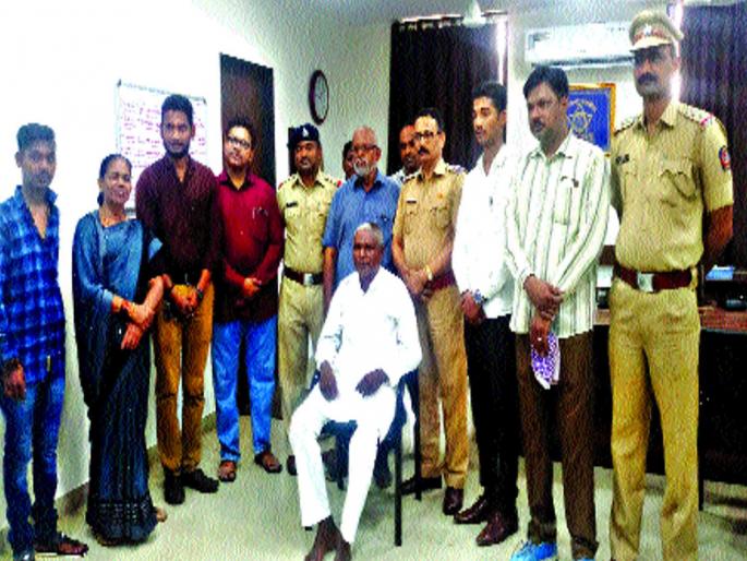 Twenty-five years later, two brothers visited Kalyan | पंचवीस वर्षांनंतर कल्याणमध्ये झाली दोन भावांची भेट Twenty-five years later, two brothers visited Kalyan | पंचवीस वर्षांनंतर कल्याणमध्ये झाली दोन भावांची भेट