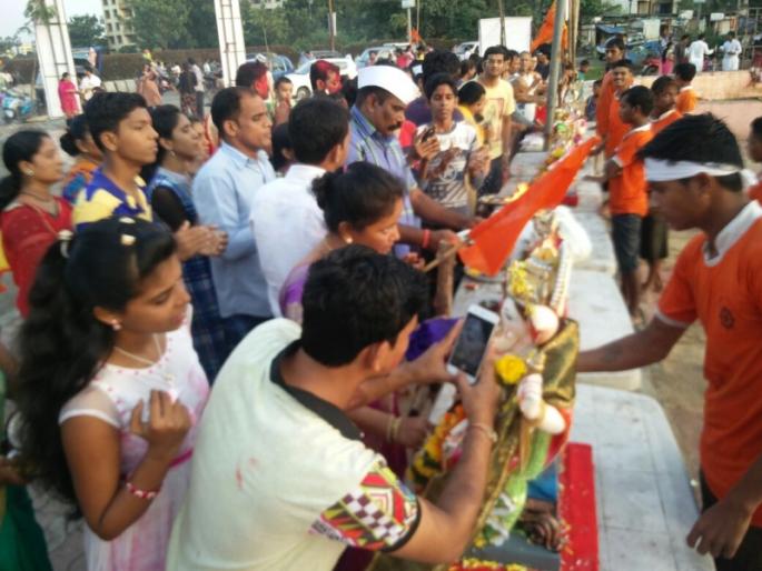 Kalyan-Dombivli Bappa sentimental messages; Starting from noon to noon | कल्याण-डोंबिवलीत बाप्पाला भावपूर्ण निरोप; दुपारपासून विसर्जनाला सुरूवात