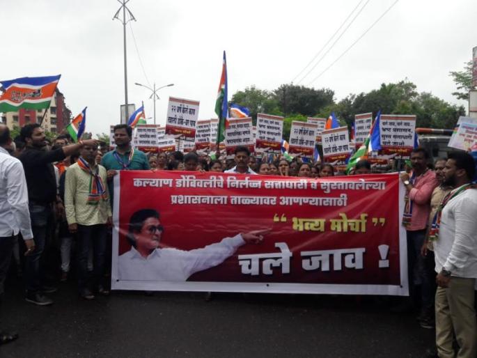 MNS attacks KDMC headquarters in protest against potholes | खड्डयांच्या निषेधार्थ मनसेची केडीएमसी मुख्यालयावर धडक