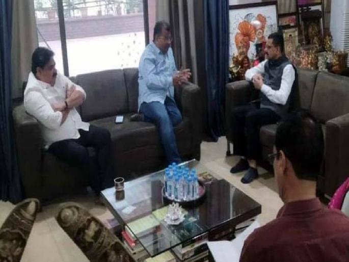 A meeting was held on water and road issues; | पाणी आणि रस्ते समस्येवर पार पडली बैठक; दोन्ही प्रश्न सोडविण्याचे आश्वासन आयुक्तांनी दिले A meeting was held on water and road issues; | पाणी आणि रस्ते समस्येवर पार पडली बैठक; दोन्ही प्रश्न सोडविण्याचे आश्वासन आयुक्तांनी दिले