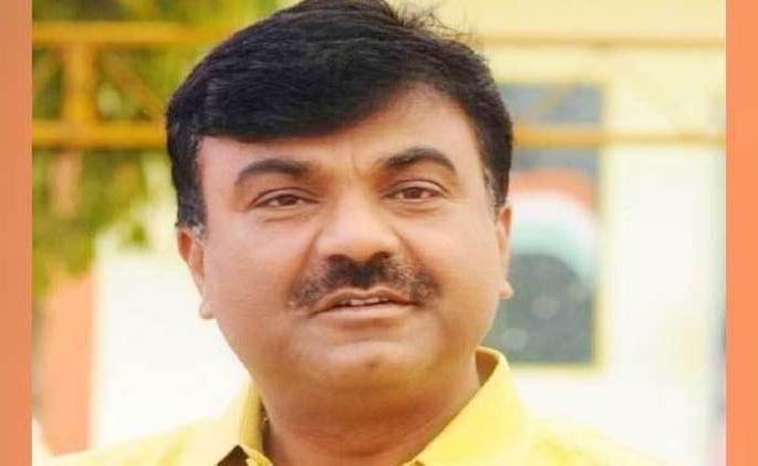 CM visits Kalyanrao Chawla; Publicity of the alliance will open in the farm | कल्याणराव काळेंनी घेतली मुख्यमंत्र्यांची भेट; माढ्यात उघडपणे करणार युतीचा प्रचार CM visits Kalyanrao Chawla; Publicity of the alliance will open in the farm | कल्याणराव काळेंनी घेतली मुख्यमंत्र्यांची भेट; माढ्यात उघडपणे करणार युतीचा प्रचार