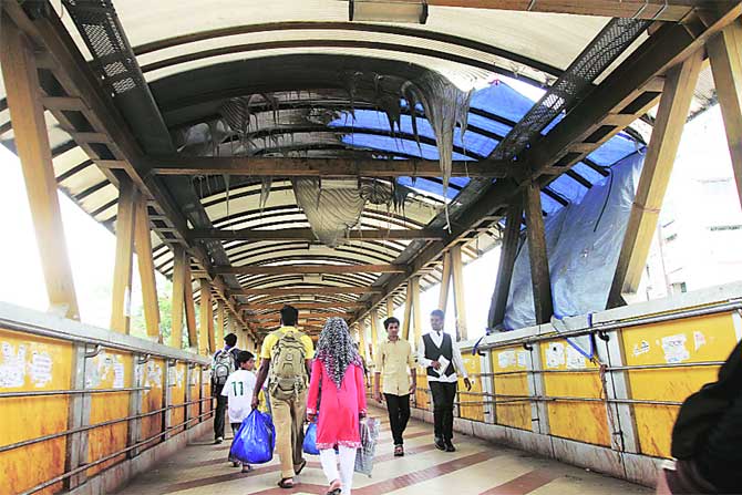 Kalyan's Skywalk's Structural Audit started | कल्याणच्या स्कायवॉकचे स्ट्रक्चरल ऑडिट सुरू Kalyan's Skywalk's Structural Audit started | कल्याणच्या स्कायवॉकचे स्ट्रक्चरल ऑडिट सुरू