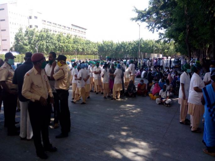 Employees went on strike due to no salary from six months of navle hospital in the pune | पुण्यातील नवले हॉस्पिटलमध्ये कर्मचाऱ्यांचे कामबंद आंदोलन; सहा महिन्यांपासून पगार रखडल्याने उपासमारीची वेळ