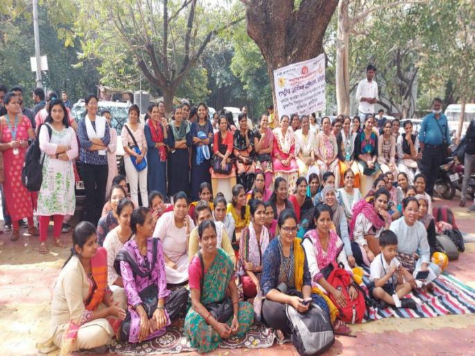 Health officers and employees of Pune and Pimpri Municipal Corporation have also joined the strike | कामबंद आंदोलनात आता पुणे, पिंपरी महापालिकेतील आरोग्य अधिकारी-कर्मचारीही उतरले Health officers and employees of Pune and Pimpri Municipal Corporation have also joined the strike | कामबंद आंदोलनात आता पुणे, पिंपरी महापालिकेतील आरोग्य अधिकारी-कर्मचारीही उतरले