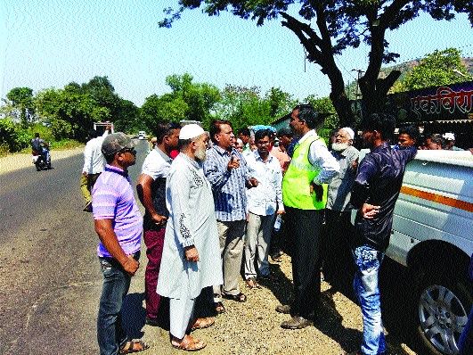 The four-fold work was demolished | चौपदरीकरणाचे काम पाडले बंद