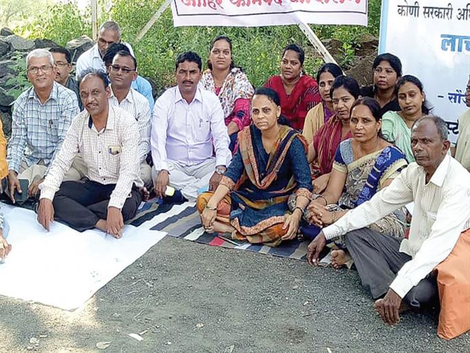Working movement of the revenue department; Holding in debt | महसूल विभागाचे कामबंद आंदोलन; कर्जतमध्ये धरणे Working movement of the revenue department; Holding in debt | महसूल विभागाचे कामबंद आंदोलन; कर्जतमध्ये धरणे
