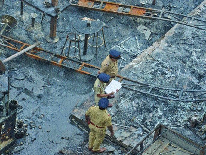 The responsibility of the municipal administration responsible for the Kamla Mill accident | कमला मिल दुर्घटनेला पालिका प्रशासनाचा गलथानपणा जबाबदार The responsibility of the municipal administration responsible for the Kamla Mill accident | कमला मिल दुर्घटनेला पालिका प्रशासनाचा गलथानपणा जबाबदार