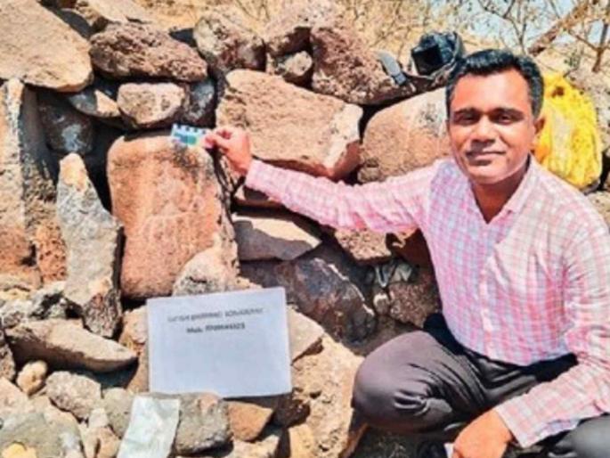 Evidence of Paleolithic Human Existence Found; Carved human sculpture found on black sand | अश्मयुगीन मानवाच्या अस्तित्वाचे सापडले पुरावे; काळ्या कातळावर सापडले कोरलेले मानवी शिल्प Evidence of Paleolithic Human Existence Found; Carved human sculpture found on black sand | अश्मयुगीन मानवाच्या अस्तित्वाचे सापडले पुरावे; काळ्या कातळावर सापडले कोरलेले मानवी शिल्प