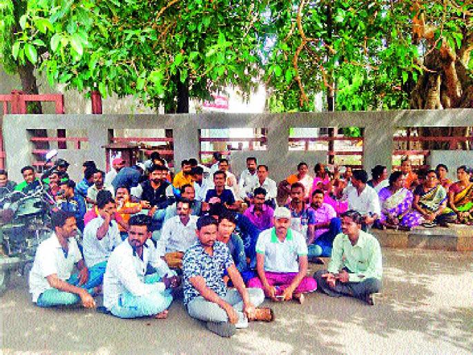 Work Stop movement for various demands of contract workers | कंत्राटी कामगारांचे विविध मागण्यांसाठी काम बंद आंदोलन Work Stop movement for various demands of contract workers | कंत्राटी कामगारांचे विविध मागण्यांसाठी काम बंद आंदोलन