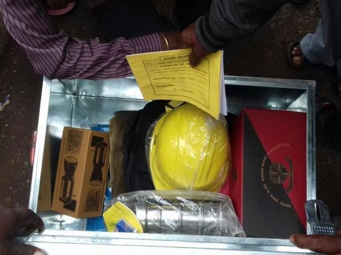 Now go to the godown, get the 'Kamgar Kit'; The brokers will tie the knot | आता गोडाऊनवर जा, ‘कामगार कीट’ घ्या; दलालांच्या बांधणार मुसक्या Now go to the godown, get the 'Kamgar Kit'; The brokers will tie the knot | आता गोडाऊनवर जा, ‘कामगार कीट’ घ्या; दलालांच्या बांधणार मुसक्या