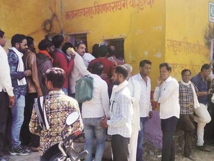 Despite the debt waiver, there is a big crisis in front of Kamal Nath in Madhya Pradesh | कर्जमाफी करूनही मध्य प्रदेशमध्ये कमलनाथ यांच्यासमोर मोठे संकट