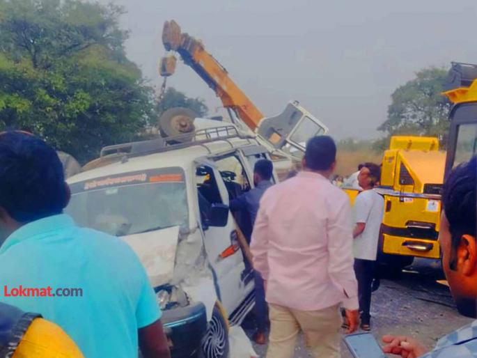 heavy vehicle container hits three cars Five injured in an accident near Kamshet Pune | भरधाव कंटेनरची तीन मोटारींना जोरदार धडक; कामशेत जवळ अपघात, पाच जण जखमी heavy vehicle container hits three cars Five injured in an accident near Kamshet Pune | भरधाव कंटेनरची तीन मोटारींना जोरदार धडक; कामशेत जवळ अपघात, पाच जण जखमी