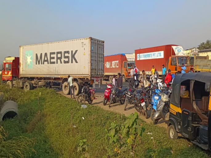 Container enters directly into the path of the Warkari, 10 injured, one woman crushed to death, incident on the old Pune Mumbai highway | कंटेनर शिरला थेट वारकऱ्यांच्या दिंडीत, १० जखमी, एका महिलेचा चिरडून मृत्यू, जुन्या पुणे मुंबई हायवे मार्गावरील घटना