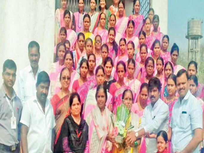 Honor of the survivors of Chimudra's life, prodigies of Anganwadi Sevikas | चिमुरड्याचा जीव वाचविणा-यांचा सन्मान, अंगणवाडी सेविकांचे होतेय कौतुक Honor of the survivors of Chimudra's life, prodigies of Anganwadi Sevikas | चिमुरड्याचा जीव वाचविणा-यांचा सन्मान, अंगणवाडी सेविकांचे होतेय कौतुक