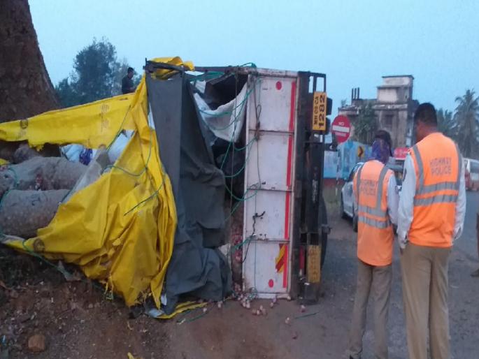 Kolhapur youth killed in accident in Kankavli | कणकवलीतील अपघातात कोल्हापूरचा तरुण ठार, मुंबई-गोवा महामार्गावरील हळवल फाटा येथील घटना Kolhapur youth killed in accident in Kankavli | कणकवलीतील अपघातात कोल्हापूरचा तरुण ठार, मुंबई-गोवा महामार्गावरील हळवल फाटा येथील घटना