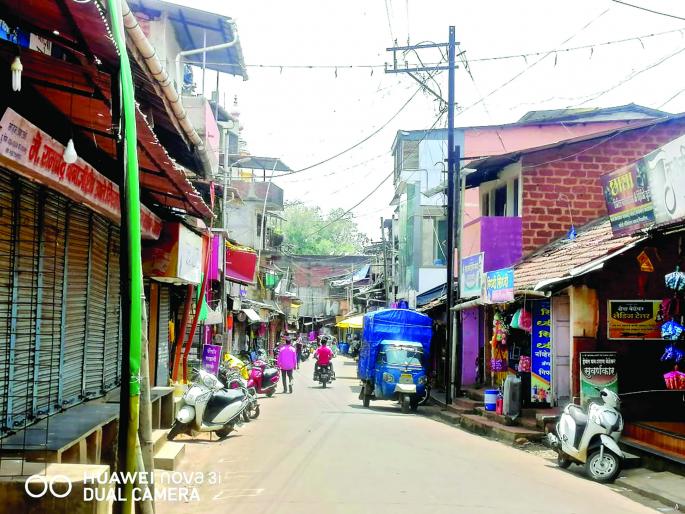 Coronavirus Unlock: Some shops in Kankavali are open, customers are also present for shopping | Coronavirus Unlock : कणकवलीतील काही दुकाने सुरू, खरेदीसाठी ग्राहकही उपस्थित