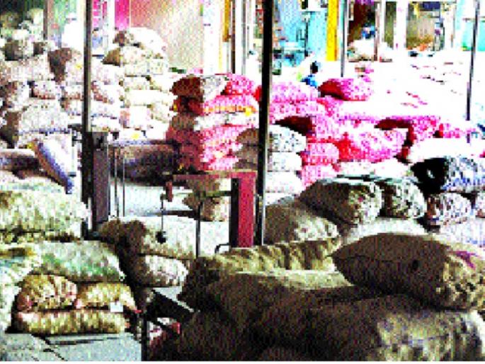 Declaration and execution zero! Frustration of onion growers | घोषणा होऊन अंमलबजावणी शून्य! कांदा उत्पादकांची निराशा Declaration and execution zero! Frustration of onion growers | घोषणा होऊन अंमलबजावणी शून्य! कांदा उत्पादकांची निराशा