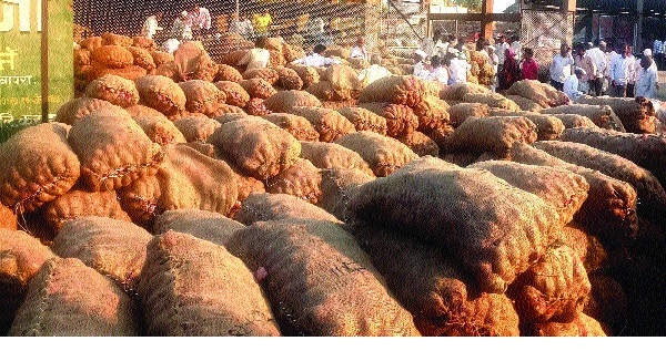 Onions are farmers' walks! Farmers hustle with prices falling | कांद्यामुळं केलाय शेतकऱ्यांचा वांदा ! दर गडगडल्याने शेतकरी हवालदिल