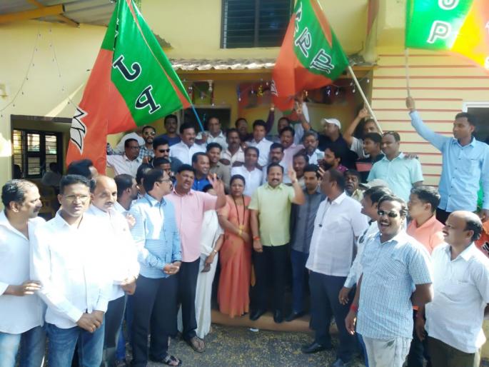 BJP activists cheering in Karnavali! Fireworks of fireworks: expressed joy over taking rally | कणकवलीत भाजप कार्यकर्त्यांचा जल्लोष ! फटाक्यांची आतषबाजी : रॅली काढून आनंद केला व्यक्त BJP activists cheering in Karnavali! Fireworks of fireworks: expressed joy over taking rally | कणकवलीत भाजप कार्यकर्त्यांचा जल्लोष ! फटाक्यांची आतषबाजी : रॅली काढून आनंद केला व्यक्त