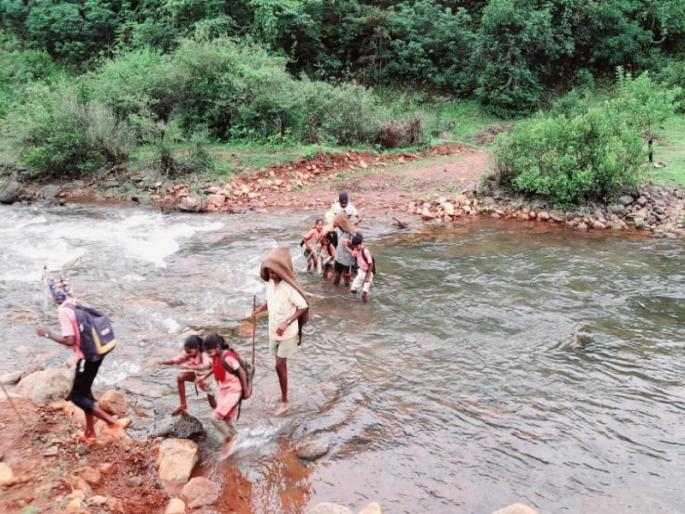Video: Students travel through knee-deep water as there is no bridge on Kanandi river; Status in Velhe Taluka | Video: कानंदी नदीवर पूल नसल्याने गुडघाभर पाण्यातून विद्यार्थ्यांचा प्रवास; वेल्हे तालुक्यातील स्थिती Video: Students travel through knee-deep water as there is no bridge on Kanandi river; Status in Velhe Taluka | Video: कानंदी नदीवर पूल नसल्याने गुडघाभर पाण्यातून विद्यार्थ्यांचा प्रवास; वेल्हे तालुक्यातील स्थिती