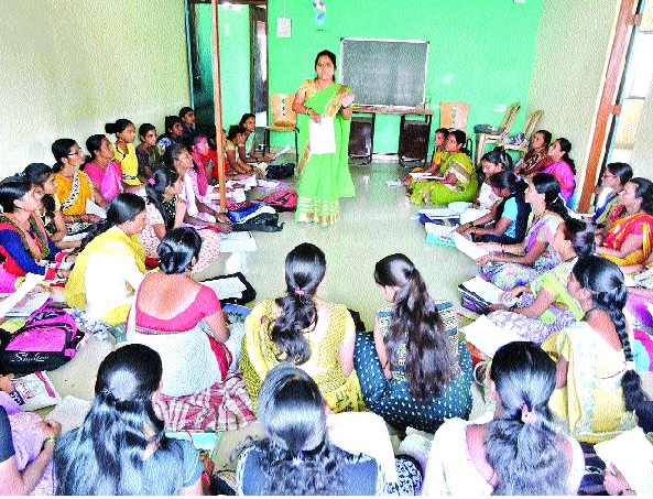 Fifty-three women in Class X's 'Second Chance' | पन्नाशीतील महिलांकडून दहावीचा ‘सेकंड चान्स’ Fifty-three women in Class X's 'Second Chance' | पन्नाशीतील महिलांकडून दहावीचा ‘सेकंड चान्स’
