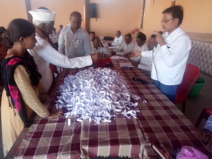 After the completion of fourteen consecutive hours, prepare 122 onion chawl beneficiaries | सलग चौदा तासाच्या परिश्रमानंतर १२२ कांदा चाळीच्या लाभार्थ्यांची यादी तयार