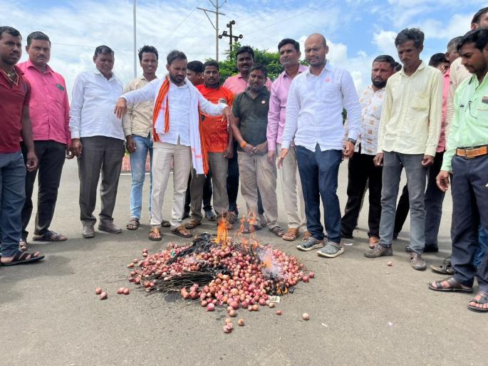 Now protest by burning onion; Later throw onions in Union Minister's house, 'Swabhimani' warned | आता कांदा जाळून निषेध; नंतर केंद्रीय मंत्र्यांच्या घरात कांदे फेकू, ‘स्वाभिमानी’ ने दिला इशारा Now protest by burning onion; Later throw onions in Union Minister's house, 'Swabhimani' warned | आता कांदा जाळून निषेध; नंतर केंद्रीय मंत्र्यांच्या घरात कांदे फेकू, ‘स्वाभिमानी’ ने दिला इशारा