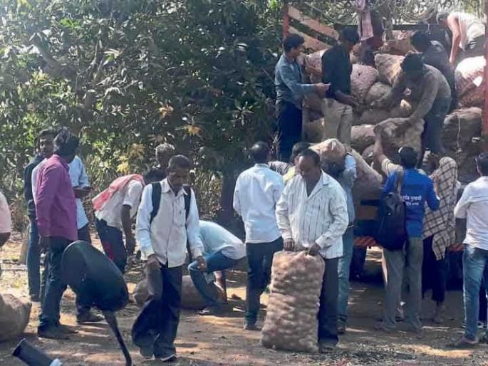 Take onion, onion, Rs 5 per kg... farmers' cleverness, self-made trader | कांदा घ्या कांदा, ५ रुपये किलो कांदा... शेतकऱ्याची हुशारी, स्वतःच झाला व्यापारी Take onion, onion, Rs 5 per kg... farmers' cleverness, self-made trader | कांदा घ्या कांदा, ५ रुपये किलो कांदा... शेतकऱ्याची हुशारी, स्वतःच झाला व्यापारी
