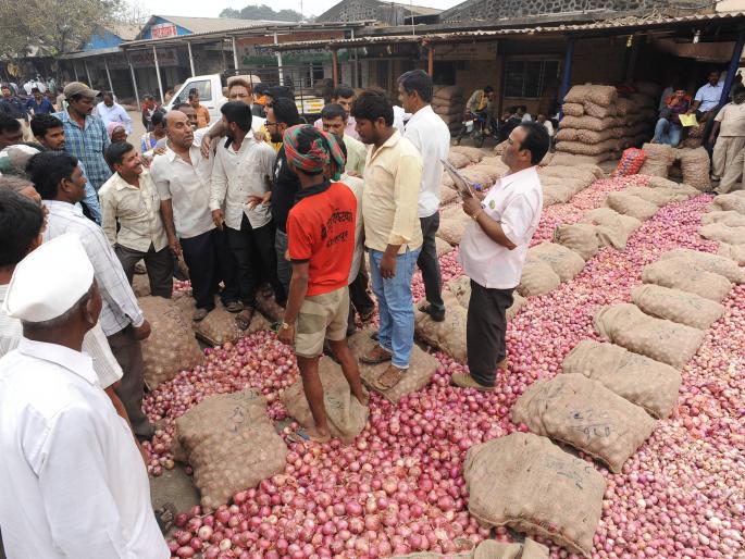 Kolhapur: Decrease of onion deal, farmers protest | कोल्हापूर : दर घसरल्याने शेतकऱ्यांनी पाडले कांदा सौदे बंद, व्यापाऱ्यांना विचारला जाब Kolhapur: Decrease of onion deal, farmers protest | कोल्हापूर : दर घसरल्याने शेतकऱ्यांनी पाडले कांदा सौदे बंद, व्यापाऱ्यांना विचारला जाब