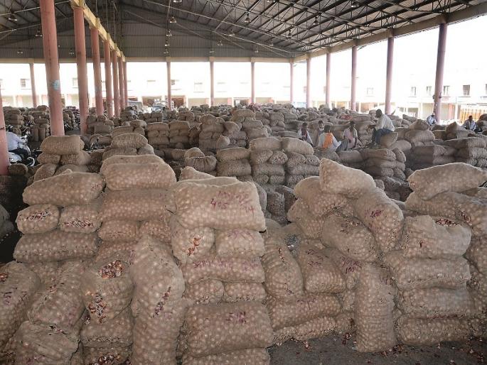 Onion prices fell; The price of red onion along with Gavaran is four thousand rupees | कांद्याचे भाव घसरले; गावरानसह लाल कांद्याला चार हजार रुपये भाव Onion prices fell; The price of red onion along with Gavaran is four thousand rupees | कांद्याचे भाव घसरले; गावरानसह लाल कांद्याला चार हजार रुपये भाव