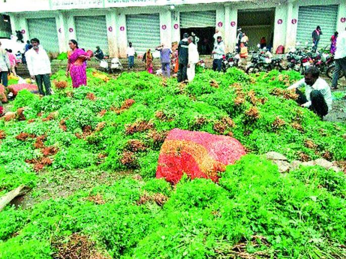 Reduce onion yield by half and increase in prices | कांद्याची आवक निम्म्याने घटून भावात वाढ Reduce onion yield by half and increase in prices | कांद्याची आवक निम्म्याने घटून भावात वाढ