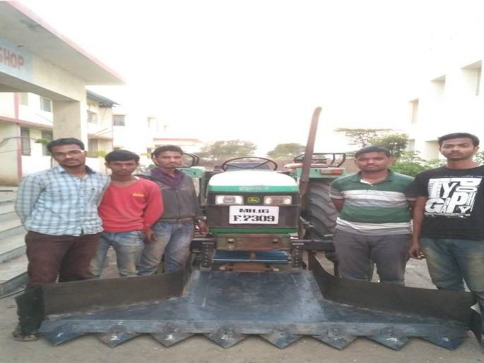 The automated device of the onion harvesting made by the students | विद्यार्थ्यांनी बनविले कांदा काढणीचे स्वयंचलित यंत्र The automated device of the onion harvesting made by the students | विद्यार्थ्यांनी बनविले कांदा काढणीचे स्वयंचलित यंत्र